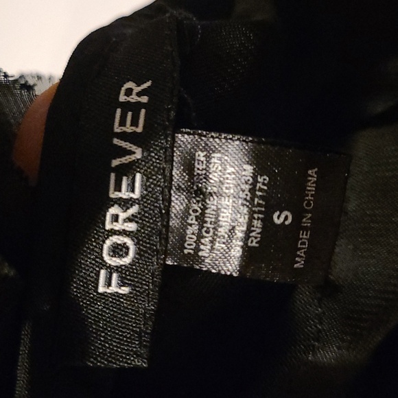 FOREVER Black Ruffle Pattern Vest - Picture 6 of 6